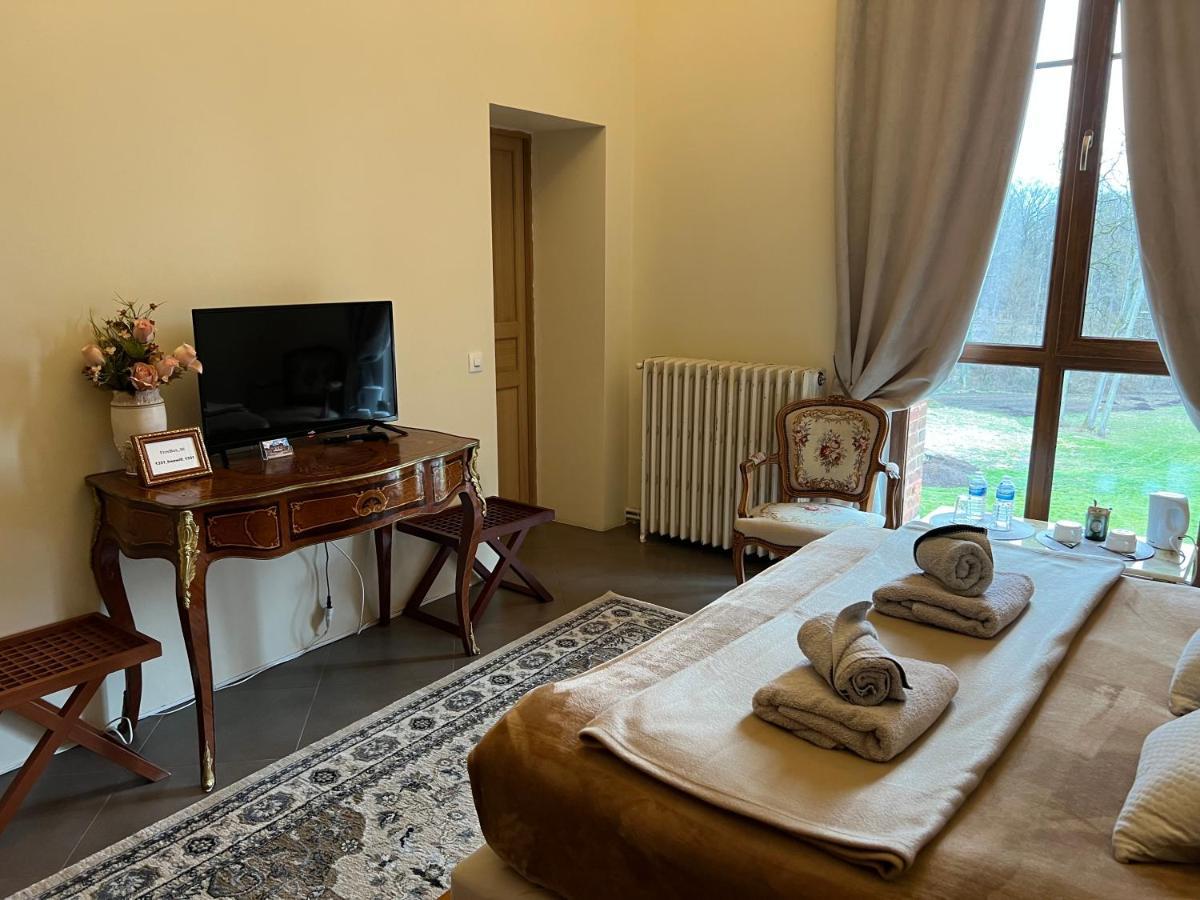 Chateau De Crenille Chaumes-en-Brie Екстериор снимка